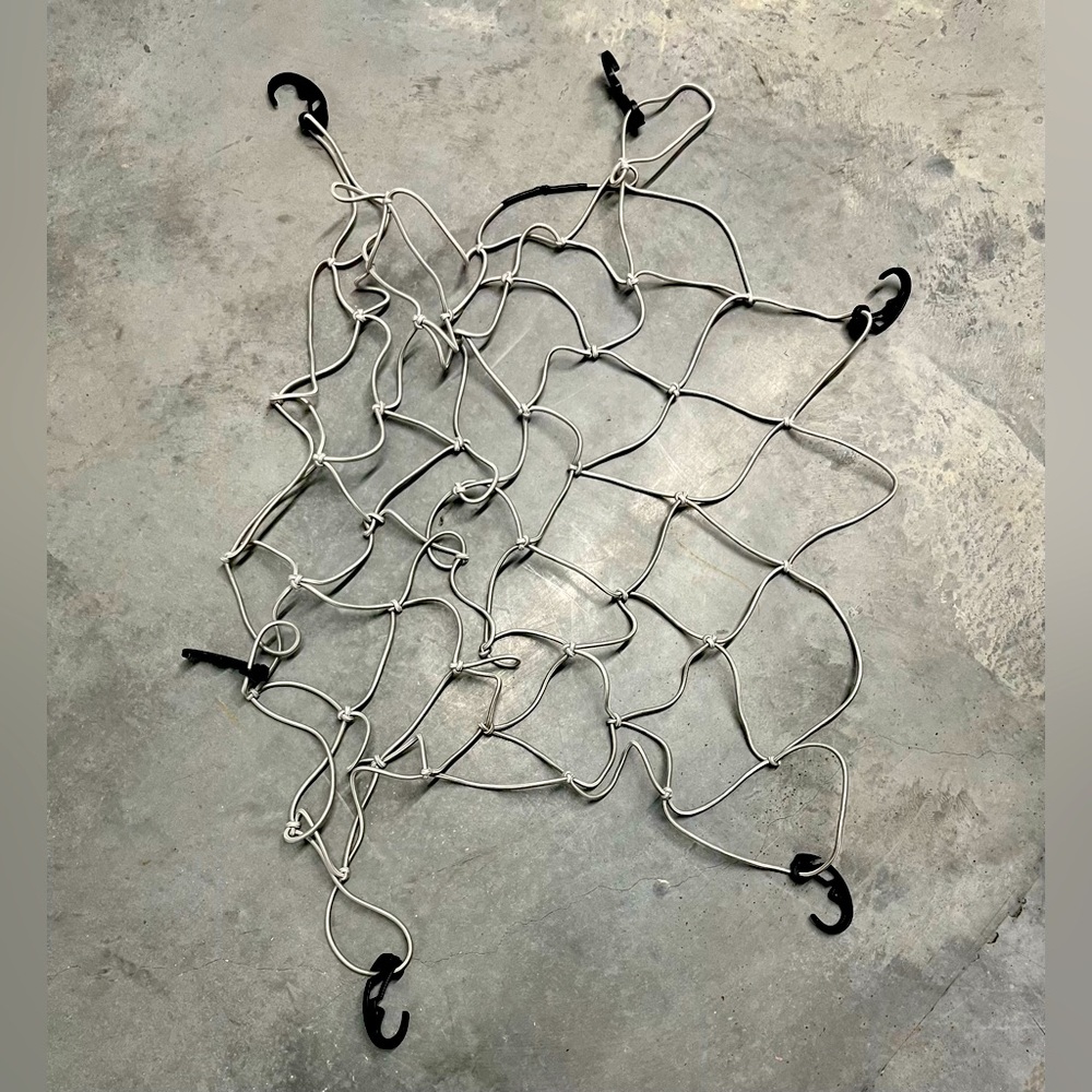 Cargo net with 6 adjustable hooks